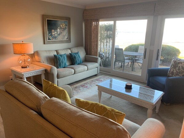 Villa, Birden Çok Yatak, Mutfak (737 Schooner Court) | Oturma alanı | Dijital TV kanalları bulunan 42 inç televizyon 