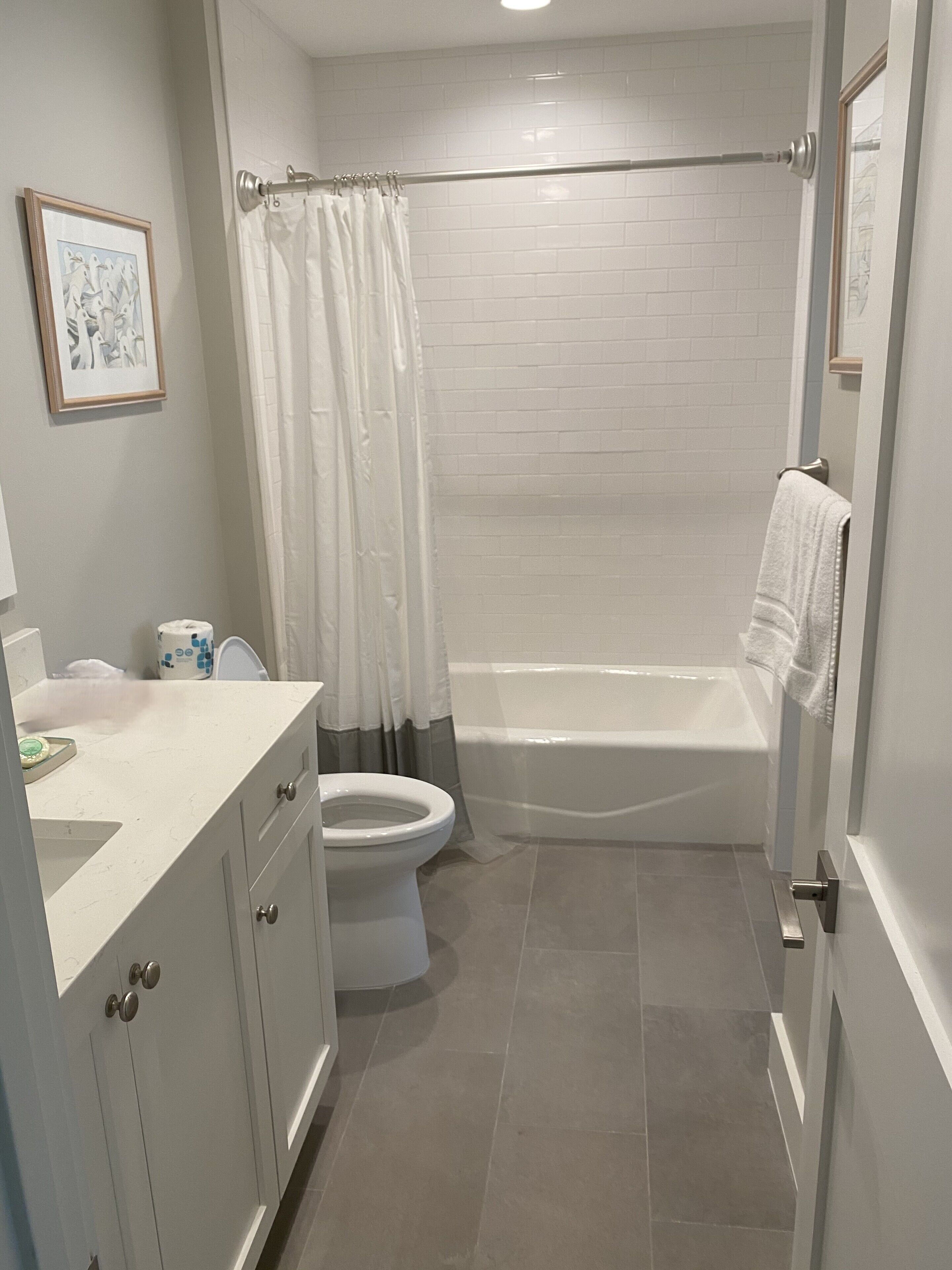 Un baño moderno con bañera, inodoro y tocador.