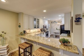 Villa - flera sängar - kök - utsikt mot trädgården (561 Ocean Course) | Eget kök | Kaffe- och tebryggare och matbord