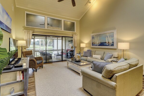 Villa, plusieurs lits, cuisine, vue jardin (561 Ocean Course) | Coin séjour