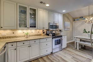 Villa, plusieurs lits, cuisine, vue jardin (561 Ocean Course) | Cuisine privée | Cafetière/bouilloire, tables à manger