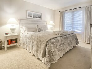 Vila, 1 Tempat Tidur King dengan tempat tidur Sofa, dapur, pemandangan kebun (820 Ketch Court) | 1 kamar tidur dan didekorasi berbeda-beda