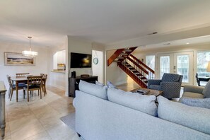 Villa - flere senge - køkken - udsigt til have (540 Plantation Club Villas) | Opholdsområde | 42-tommers fladskærms-tv med digitale kanaler