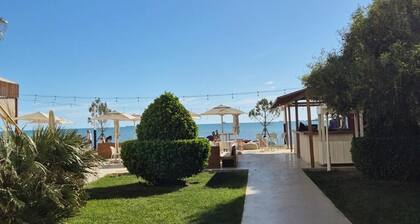 Villa - Sleeps 4 - Hot Tub - Parking - Garden
