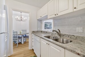 Vila, 1 cama King, cozinha (854 Ketch Court) | Cozinha privada | Cafeteira/chaleira, mesas de jantar