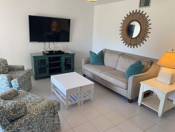 Villa, letti multipli, cucina, vista giardino (908 Cutter Court) | Area soggiorno | TV a schermo piatto 42 pollici con canali digitali