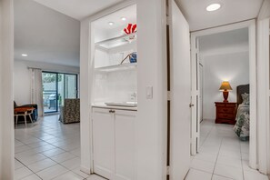Villa, plusieurs lits, cuisine, vue jardin (908 Cutter Court) | Intérieur