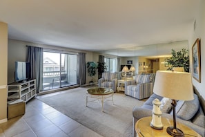 Villa, Multiple Beds, Kitchen, Golf View (929 Cutter Court) | Living area