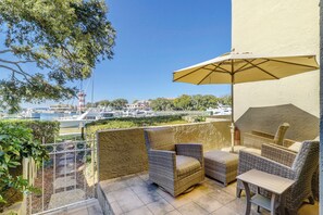 Biệt thự, nhiều giường, bếp (939 Cutter Court) | Hiên