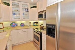 Villa, plusieurs lits, cuisine, vue jardin (865 Ketch Court) | Cuisine privée | Cafetière/bouilloire, tables à manger