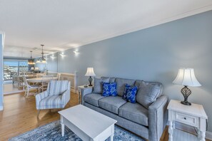 Villa, 1 cama de matrimonio grande, cocina (858 Ketch Court) | Zona de estar | Televisión de pantalla plana de 42 pulgadas con canales digitales