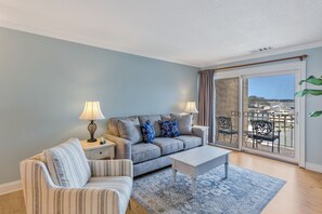 Villa - 1 kingsize-seng - køkken (858 Ketch Court) | Opholdsområde | 42-tommers fladskærms-tv med digitale kanaler