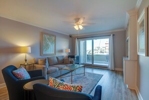 Villa - flera sängar - kök (1020 Caravel Court) | Vardagsrum | 42-tums platt-tv med digitalkanaler