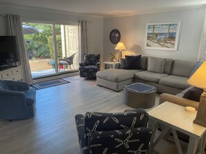 Vila, Beberapa Tempat Tidur, dapur, pemandangan kebun (873 Ketch Court) | Area keluarga | Televisi layar datar 42-inci dengan saluran TV digital