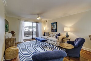 Villa, Mehrere Betten, Küche, Gartenblick (1023 Caravel Court) | Wohnbereich | 42-Zoll-Flachbildfernseher mit Digitalempfang