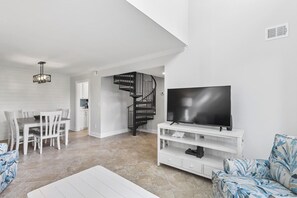 Villa, Multiple Beds, Kitchen, Garden View (926 Cutter Court) | Interior