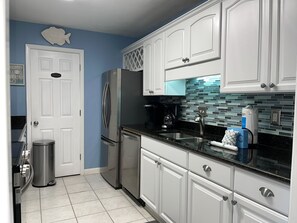 Villa, 1 cama King size y sofá cama, cocina, vista al jardín (884 Ketch Court) | Cocina privada | Cafetera y tetera y comedor 