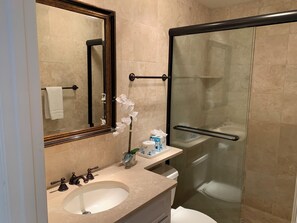 Villa, 1 kingsize bed met slaapbank, keuken (1021 Caravel Court) | Badkamer | Handdoeken