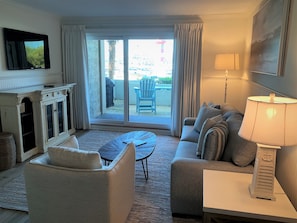 别墅, 1 张特大床和 1 张沙发床, 厨房 (1021 Caravel Court) | 起居区 | 42-英寸纯平电视(配备数码频道)