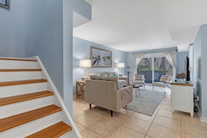 Villa, plusieurs lits, cuisine, vue jardin (963 Cutter Court) | Coin séjour | Télévision à écran plat de 42 pouces avec chaînes numériques