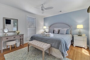 Villa, varias camas, cocina, vista al jardín (963 Cutter Court) | 3 habitaciones, decoración personalizada y muebles diferentes 