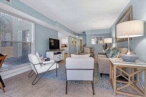 Villa, plusieurs lits, cuisine, vue jardin (963 Cutter Court) | Coin séjour | Télévision à écran plat de 42 pouces avec chaînes numériques