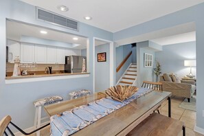 Villa, varias camas, cocina, vista al jardín (963 Cutter Court) | Interior