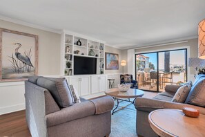 Villa, varias camas, cocina (1017 Caravel Court) | Área de sala de estar | Televisión de pantalla plana de 42 pulgadas con canales digitales 