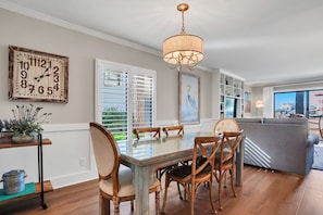 Villa, plusieurs lits, cuisine (1017 Caravel Court) | Restauration
