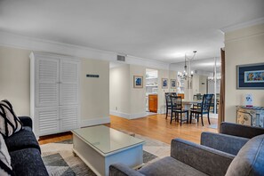 Villa, 1 letto king con divano letto, cucina, vista giardino (864 Ketch Court) | Area soggiorno | TV a schermo piatto 42 pollici con canali digitali