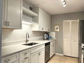 Villa, 1 très grand lit et 1 canapé-lit, cuisine, vue jardin (878 Ketch Court) | Intérieur