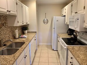 Villa, plusieurs lits, cuisine, vue jardin (890 Ketch Court) | Cuisine privée | Cafetière/bouilloire, tables à manger