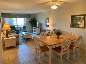 Villa, varias camas, cocina, vistas al jardín (890 Ketch Court) | Interior