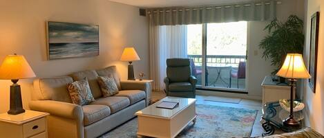 Villa, varias camas, cocina, vista al jardín (890 Ketch Court) | Área de sala de estar | Televisión de pantalla plana de 42 pulgadas con canales digitales