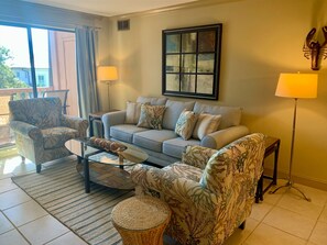 Villa, varias camas, cocina, vista al jardín (928 Cutter Court) | Área de sala de estar | Televisión de pantalla plana de 42 pulgadas con canales digitales 