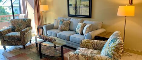 Huvila, useita sänkyjä, keittiö, näköala puutarhaan (928 Cutter Court) | Oleskelualue | 42–tuumainen taulutelevisio, jossa digitaalikanavat