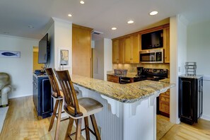 Villa, Mehrere Betten, Küche (949 Cutter Court) | Eigene Küche | Wasserkocher mit Kaffee-/Teezubehör, Esstisch