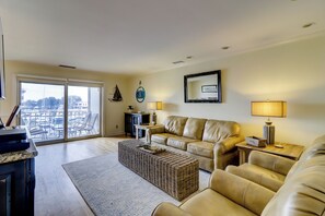 Villa, Plusieurs lits, cuisine (949 Cutter Court) | Aire de séjour | Téléviseur à écran plat de 42 po avec télévision numérique