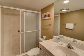 Villa, meerdere bedden, keuken, uitzicht op zwembad (1252 Harbour Town Club) | Badkamer | Handdoeken