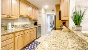 Villa, plusieurs lits, cuisine, vue golf (924 Cutter Court) | Cuisine privée | Cafetière/bouilloire, tables à manger