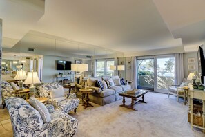 Villa, Multiple Beds, Kitchen (938 Cutter Court) | Living area | 42-inch flat-screen TV with digital channels