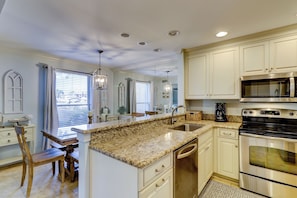 Villa, plusieurs lits, cuisine (938 Cutter Court) | Cuisine privée | Cafetière/bouilloire, tables à manger