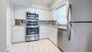 Villa, 1 très grand lit, cuisine (955 Cutter Court) | Cuisine privée | Cafetière/bouilloire, tables à manger