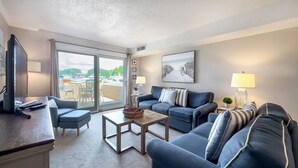 Ein modernes Wohnzimmer mit einer Couch, einem Couchtisch und einem Fernseher.