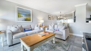 วิลล่า, เตียงคิงไซส์ 1 เตียง และโซฟาเบด, ห้องครัว, วิวสวน (940 Cutter Court) | บริเวณนั่งเล่น | ทีวีจอแบน 42 นิ้ว พร้อมช่องดิจิตอล