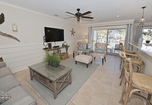 Huvila, useita sänkyjä, keittiö (942 Cutter Court) | Oleskelualue | 42–tuumainen taulutelevisio, jossa digitaalikanavat