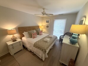 Huvila, useita sänkyjä, keittiö (942 Cutter Court) | 2 makuuhuonetta, yksilöllisesti sisustettu, yksilöllisesti kalustettu