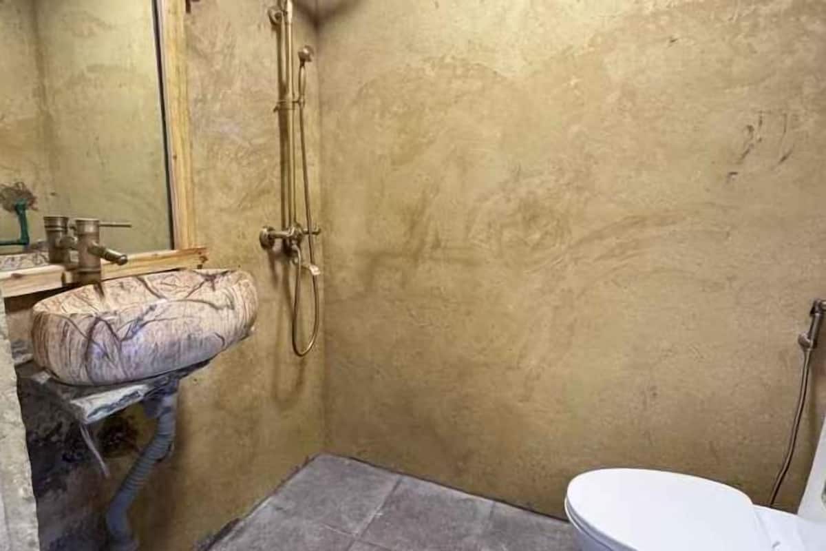 Bathroom | Free toiletries, hair dryer, slippers, bidet