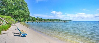 Charming Beach Cottage on Fishing Bay