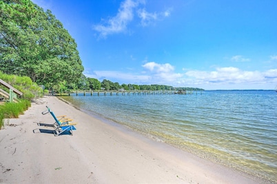 Charming Beach Cottage on Fishing Bay